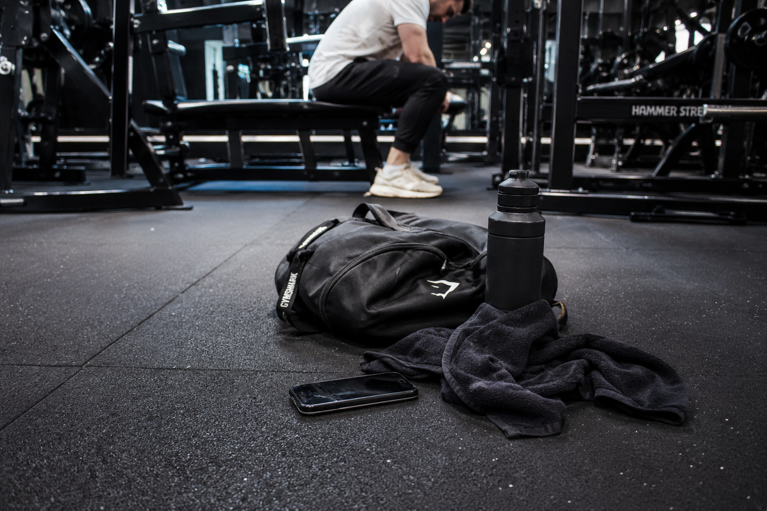Pourquoi ne faut-il plus poser ses affaires au sol à la salle de sport ?