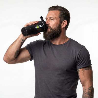 TYGOR BLEND™ - Shaker Sport 3-en-1 – Mélange Protéine, Compléments & Gélules